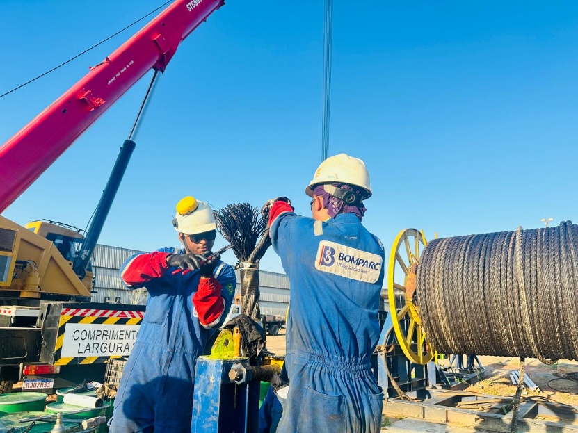 Equipe Bomparc executando corte e soquetagem de cabo de aço
