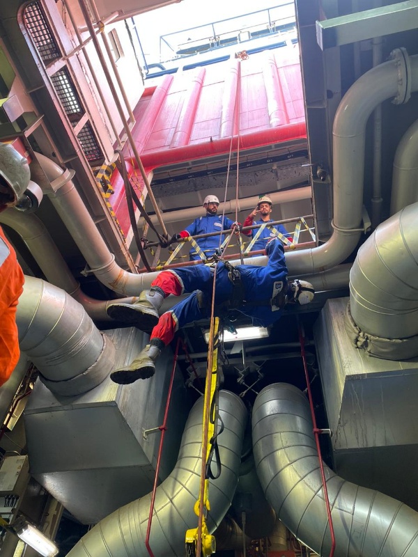 Equipe técnica especializada da Bomparc em operação industrial