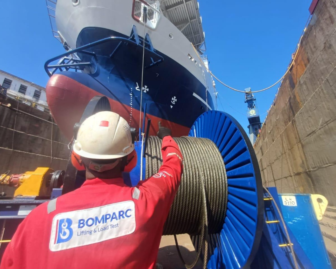 Operação de spooling de cabo de aço em ambiente embarcado